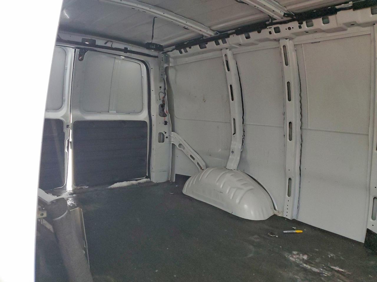 2024 GMC SAVANA G2500 photo 10