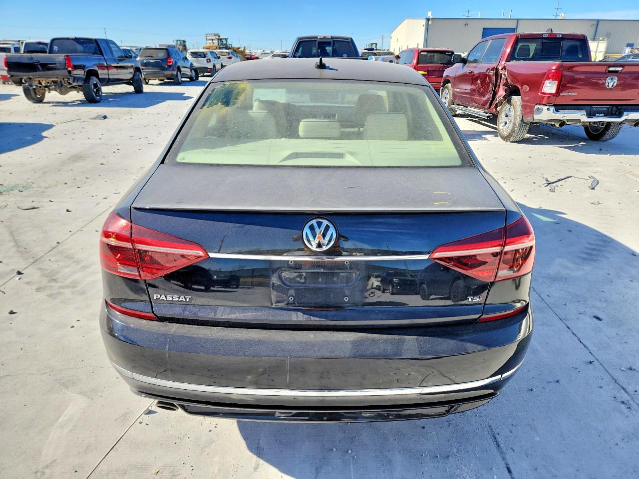 2017 VOLKSWAGEN PASSAT R-LINE photo 6