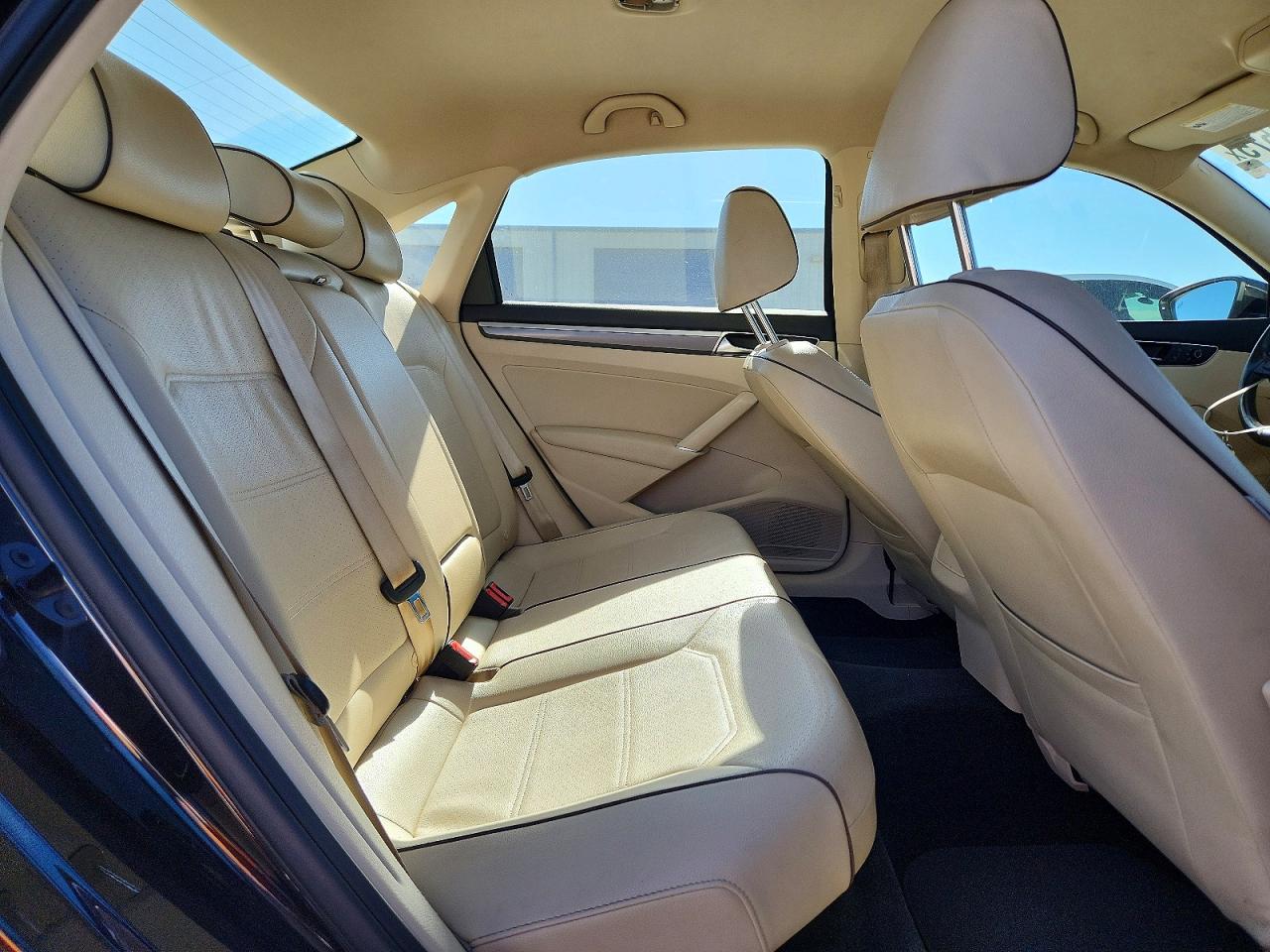 2017 VOLKSWAGEN PASSAT R-LINE photo 10