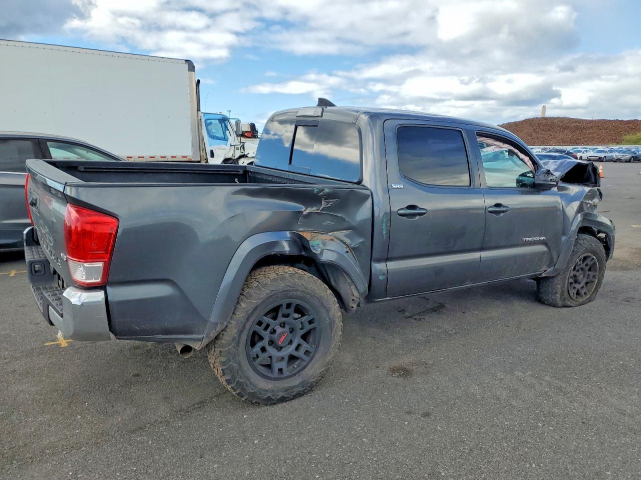 2017 TOYOTA TACOMA DOUBLE CAB photo 3