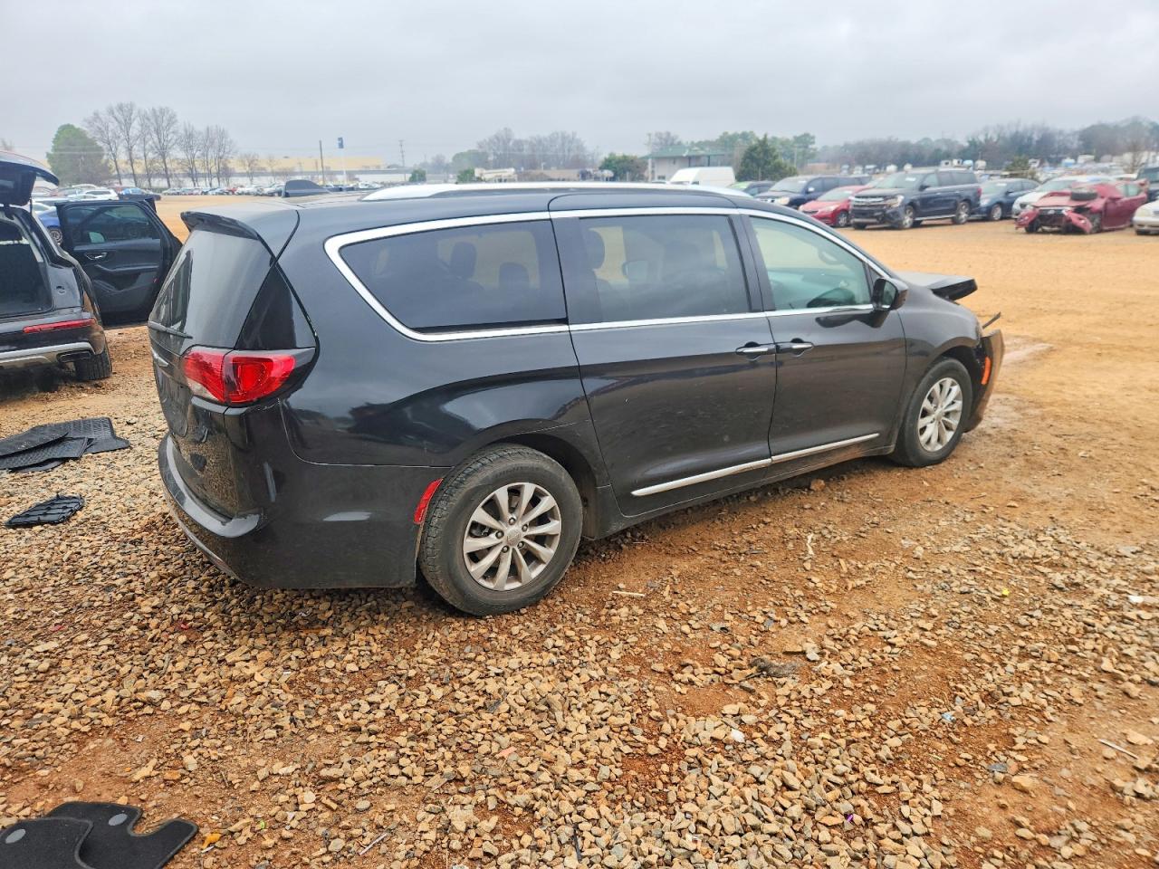2019 CHRYSLER PACIFICA TOURING L photo 3