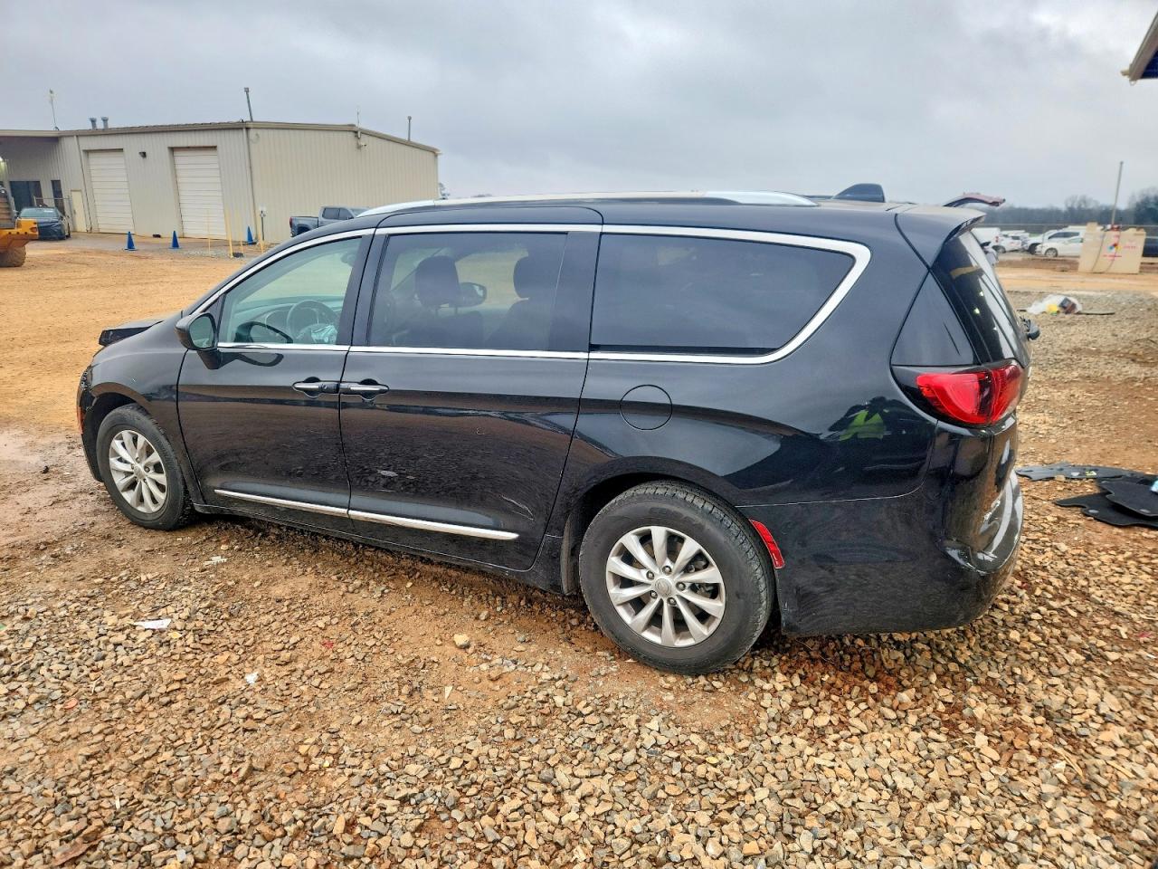 2019 CHRYSLER PACIFICA TOURING L photo 2