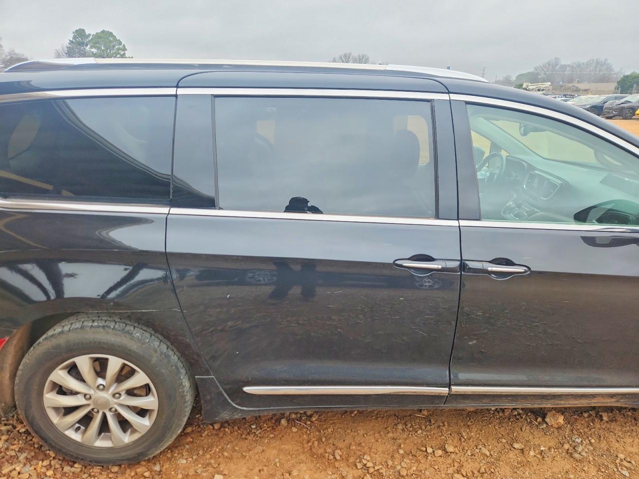 2019 CHRYSLER PACIFICA TOURING L photo 11