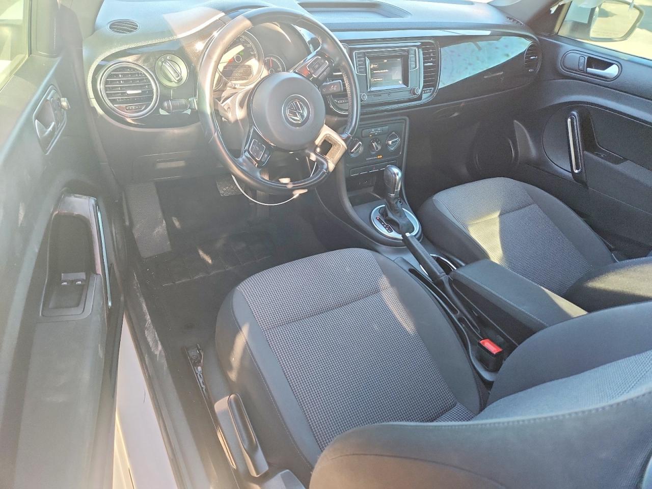 2019 VOLKSWAGEN BEETLE S photo 22