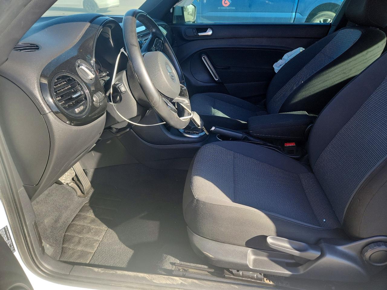 2019 VOLKSWAGEN BEETLE S photo 19