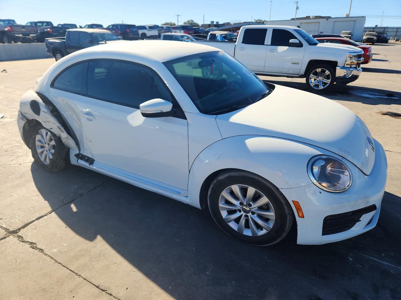 2019 VOLKSWAGEN BEETLE S photo 10