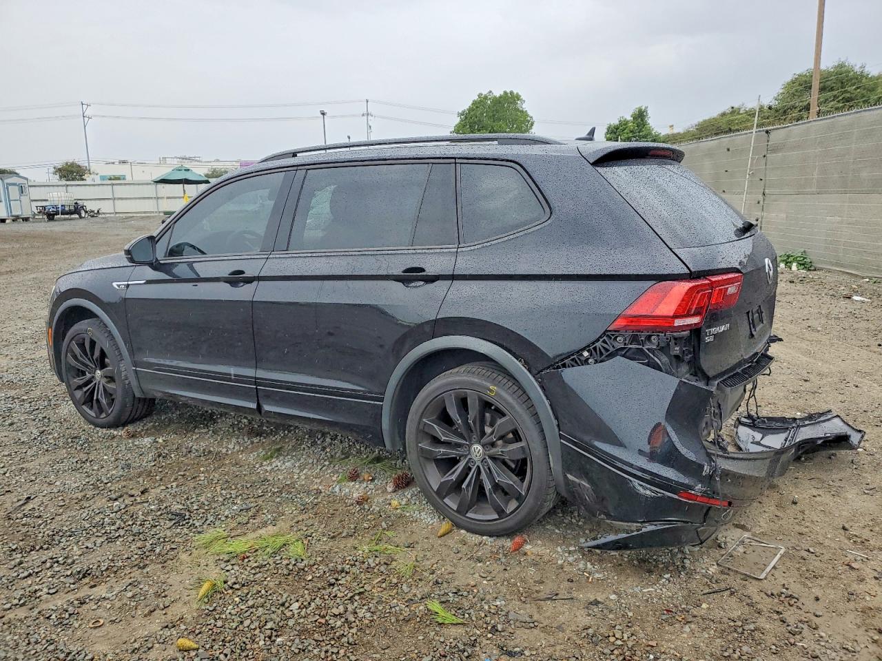 2021 VOLKSWAGEN TIGUAN SE photo 2