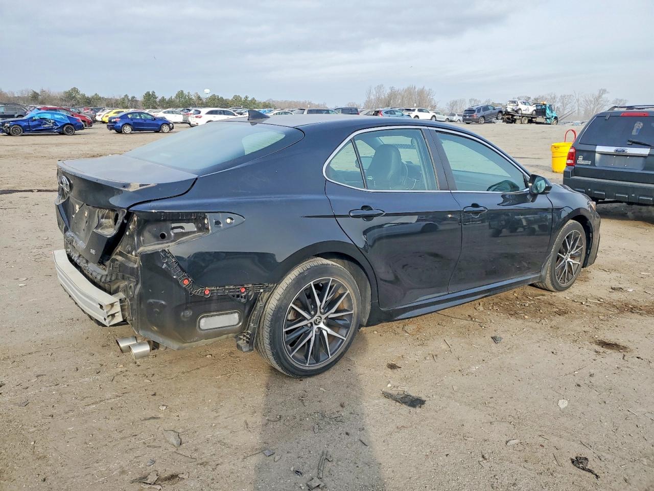 2021 TOYOTA CAMRY SE photo 3