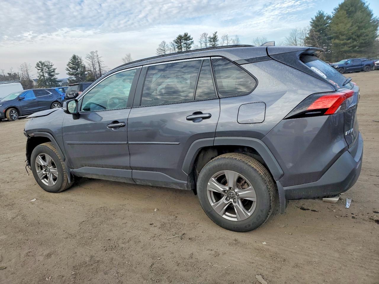 2022 TOYOTA RAV4 XLE photo 2