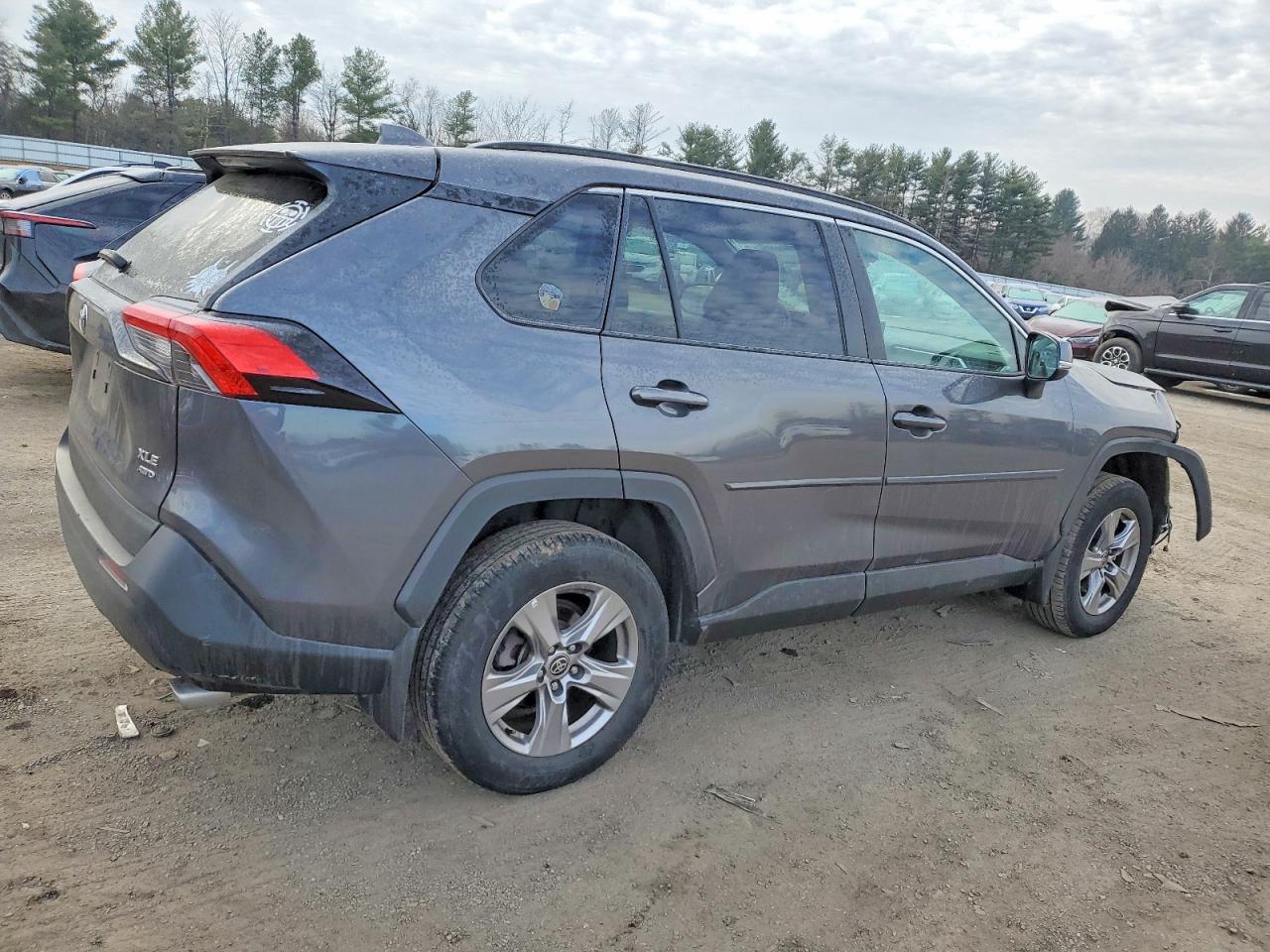 2022 TOYOTA RAV4 XLE photo 3