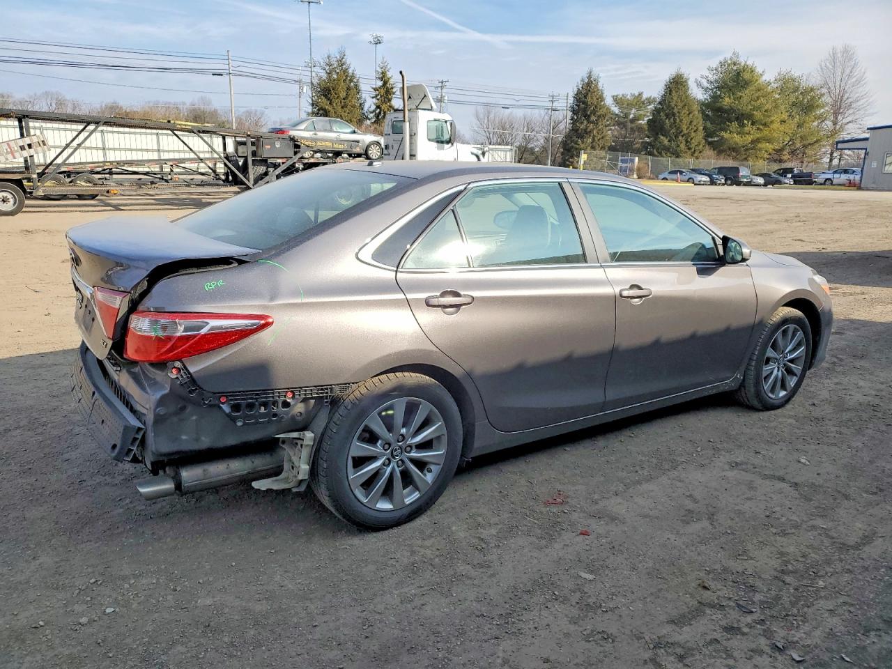 2017 TOYOTA CAMRY LE photo 3