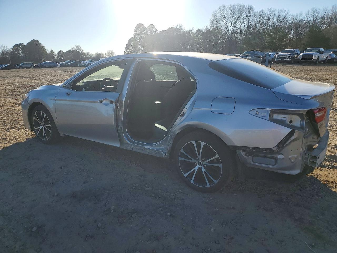 2018 TOYOTA CAMRY L photo 3