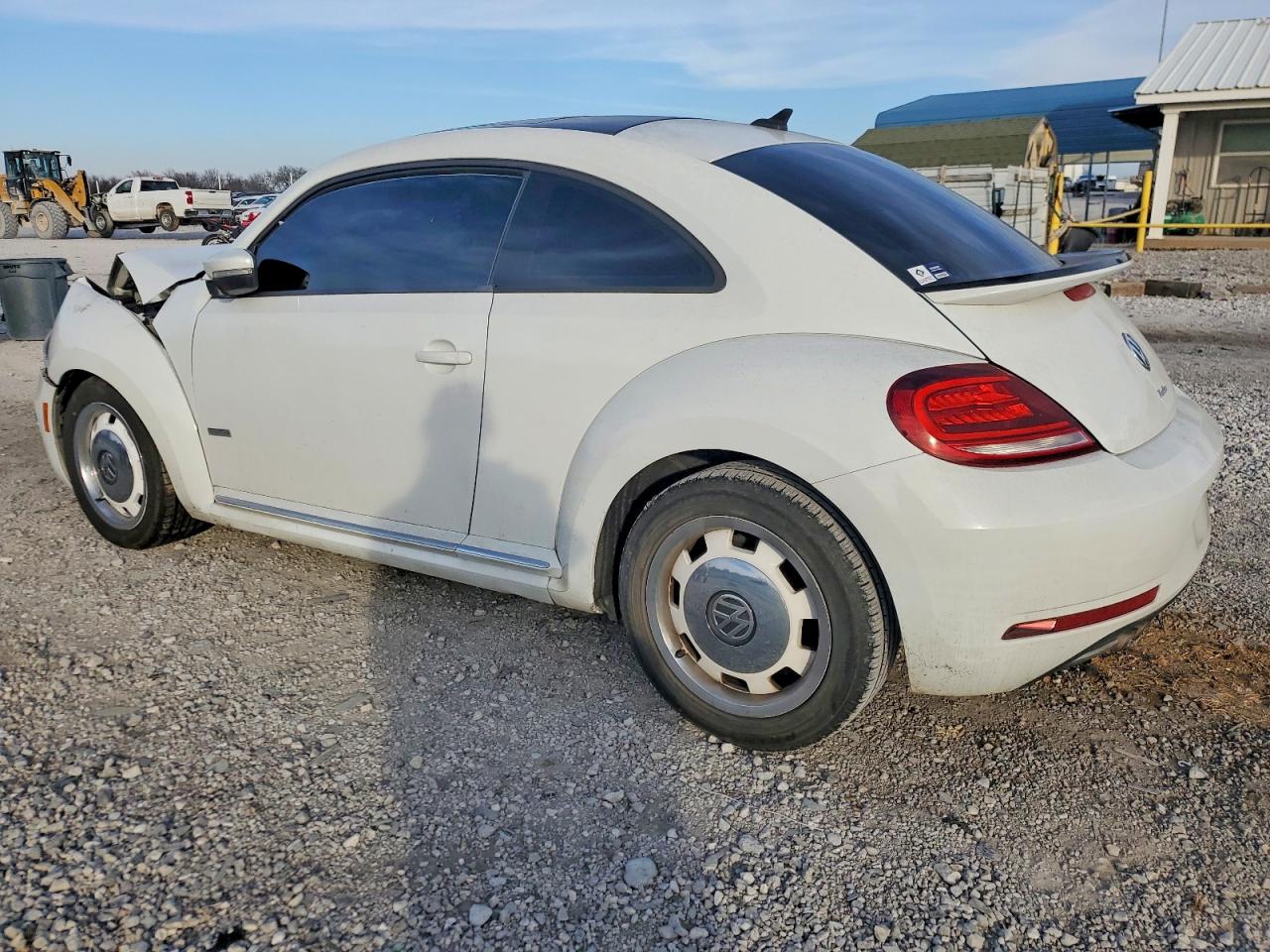 2018 VOLKSWAGEN BEETLE S photo 2