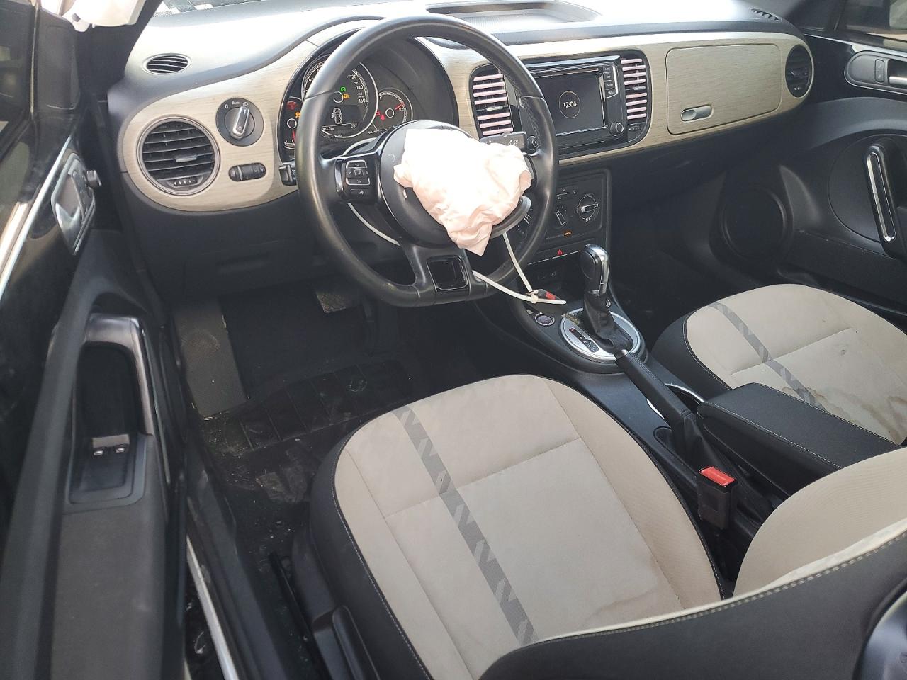 2018 VOLKSWAGEN BEETLE S photo 8