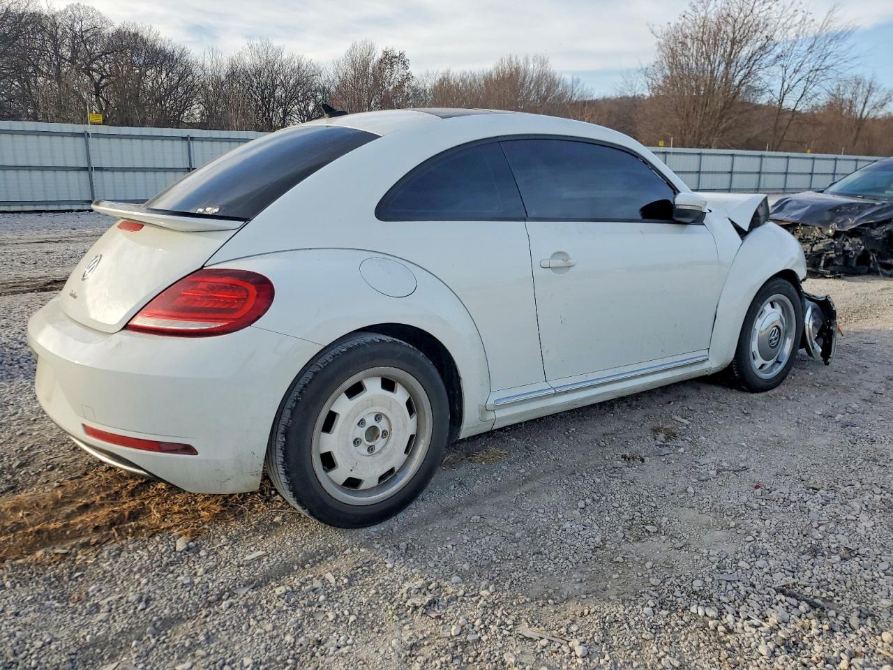 2018 VOLKSWAGEN BEETLE S photo 3