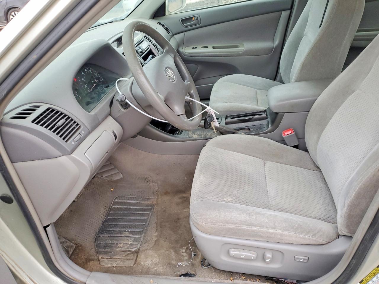 2004 TOYOTA CAMRY LE photo 6