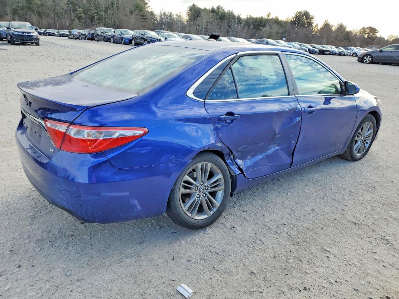 2015 TOYOTA CAMRY SE photo 3