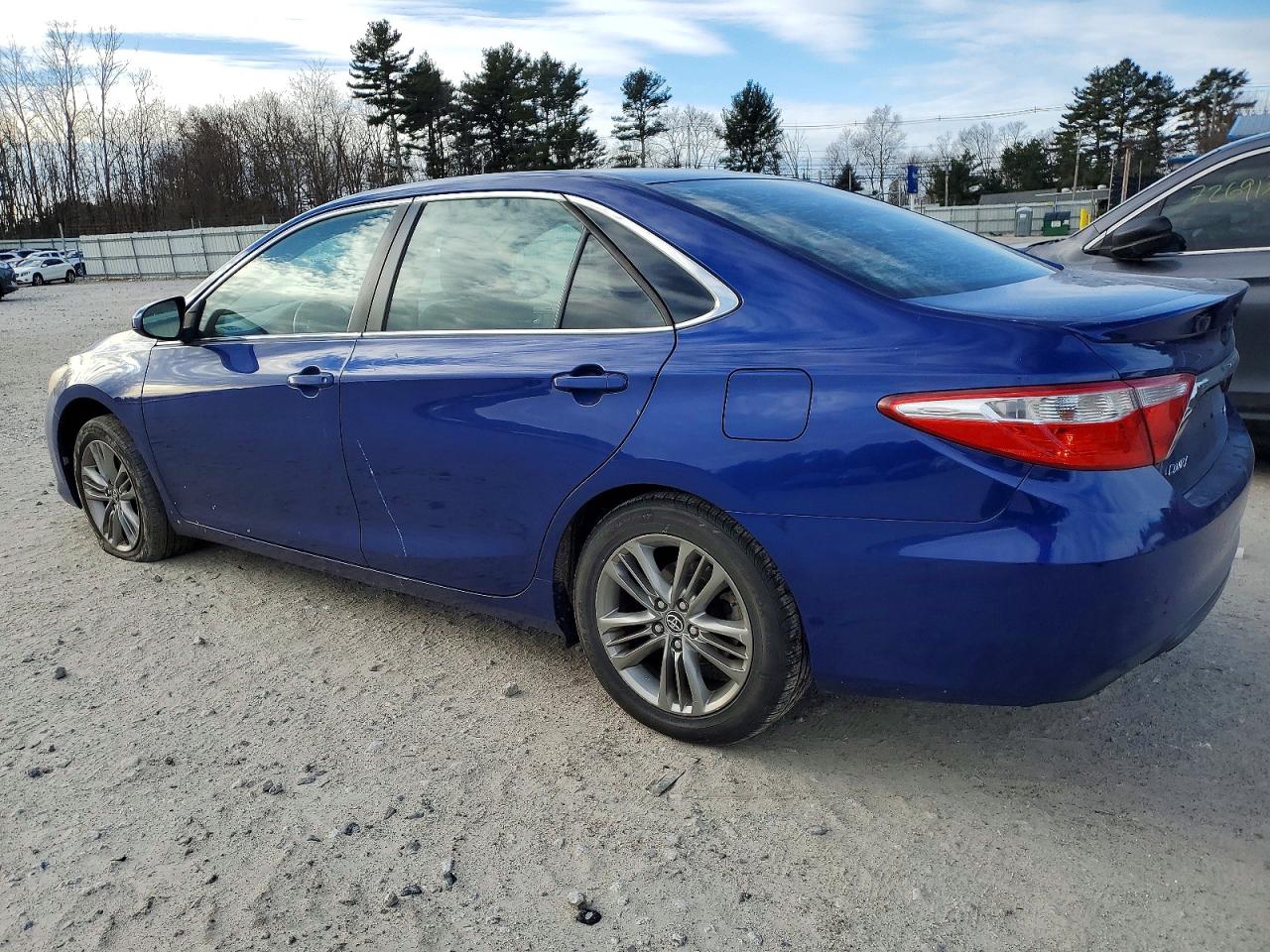 2015 TOYOTA CAMRY SE photo 2