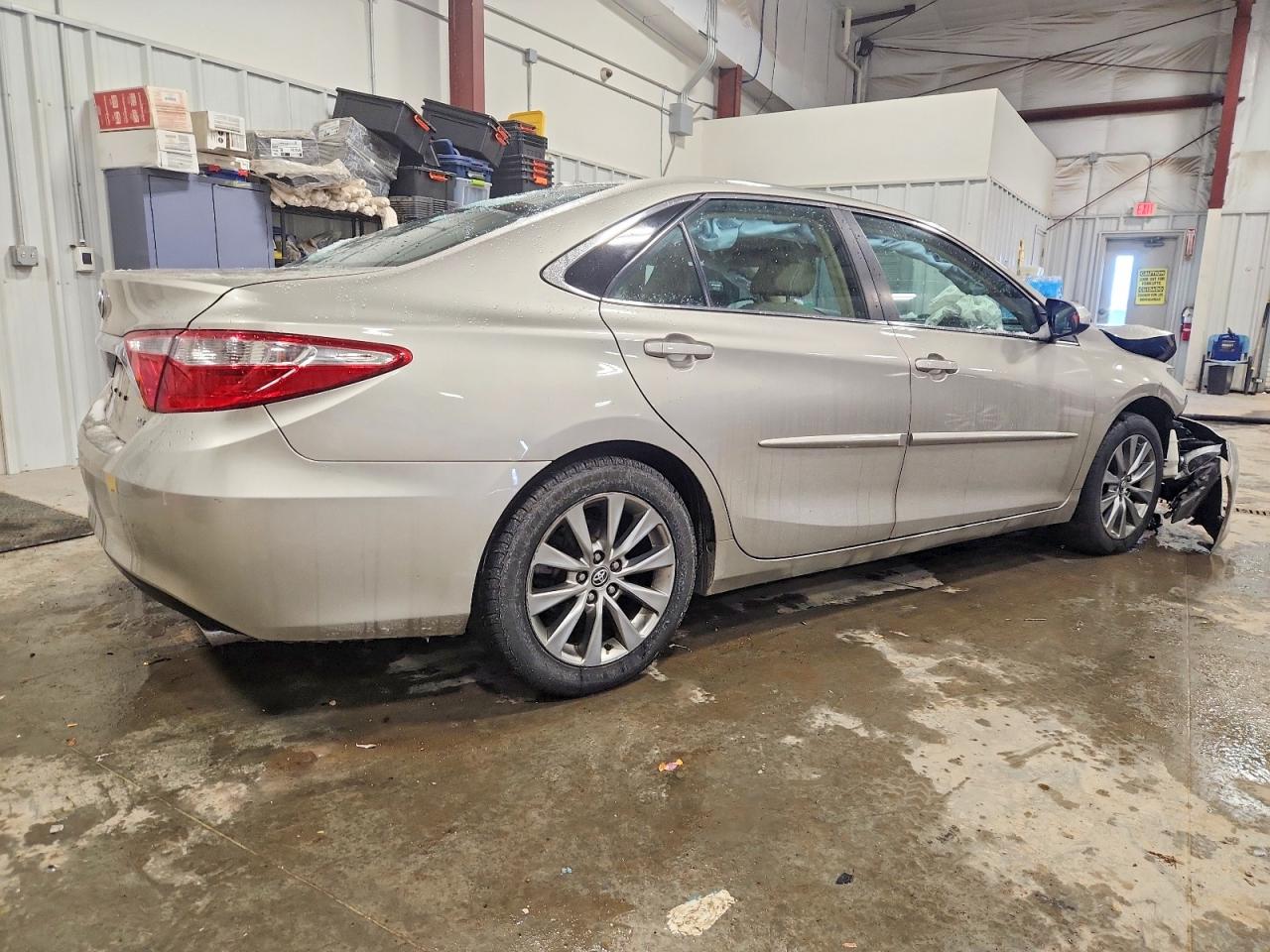 2015 TOYOTA CAMRY LE photo 3