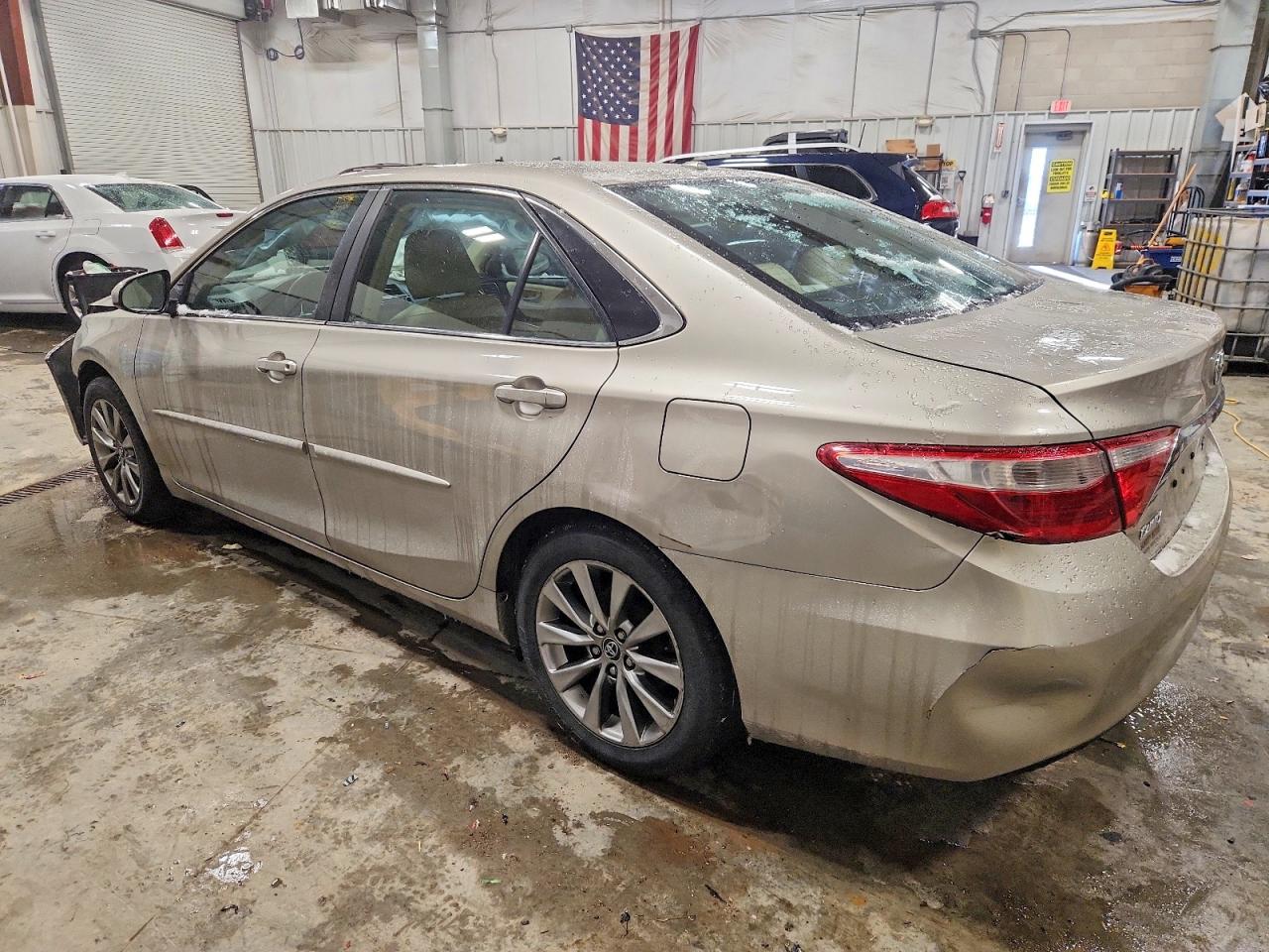 2015 TOYOTA CAMRY LE photo 2