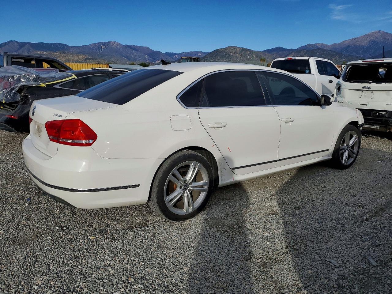 2014 VOLKSWAGEN PASSAT SE photo 3