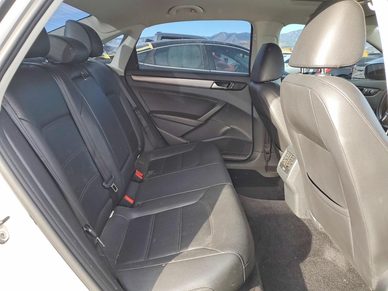 2014 VOLKSWAGEN PASSAT SE photo 10