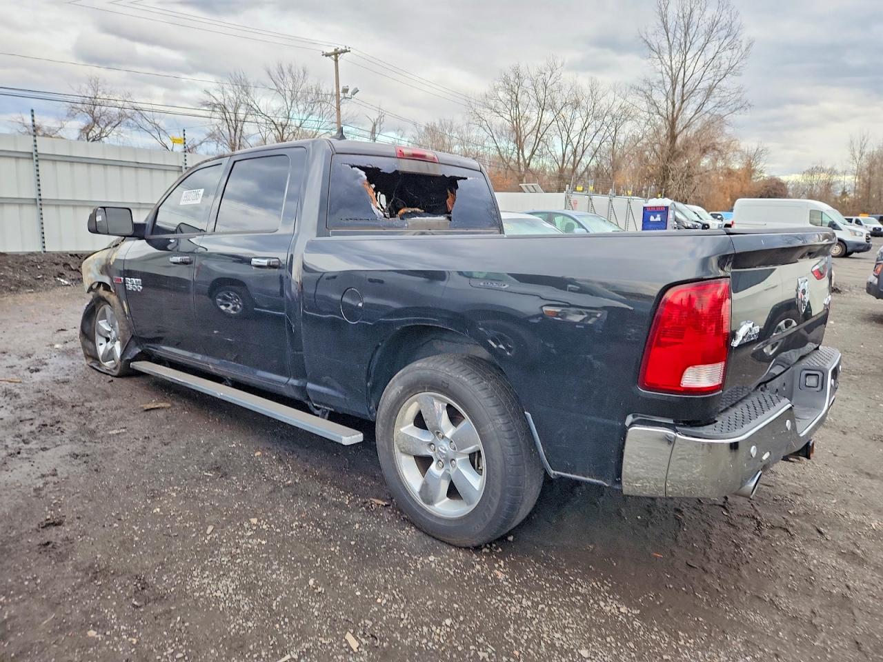 2015 RAM 1500 SLT photo 2