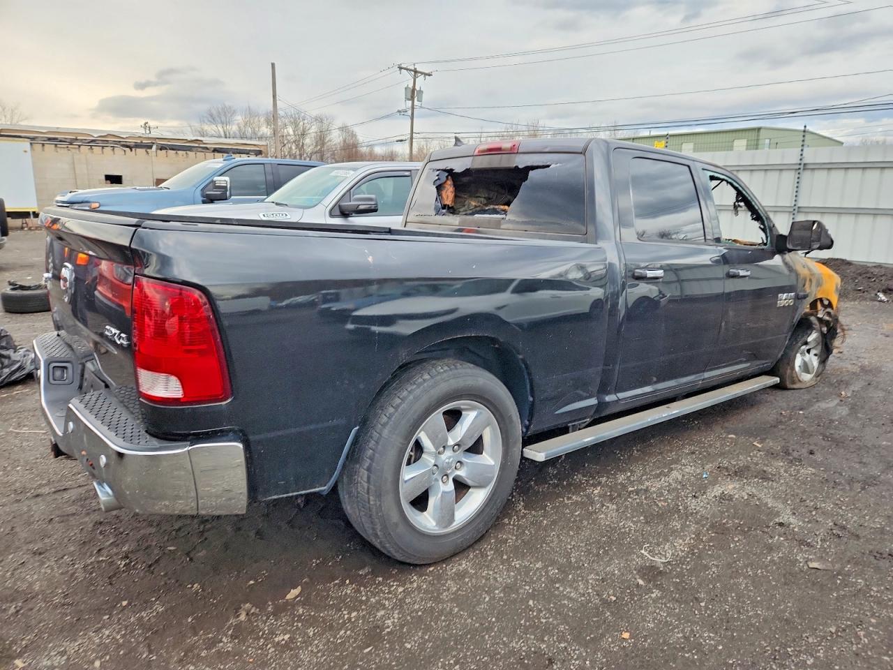 2015 RAM 1500 SLT photo 3