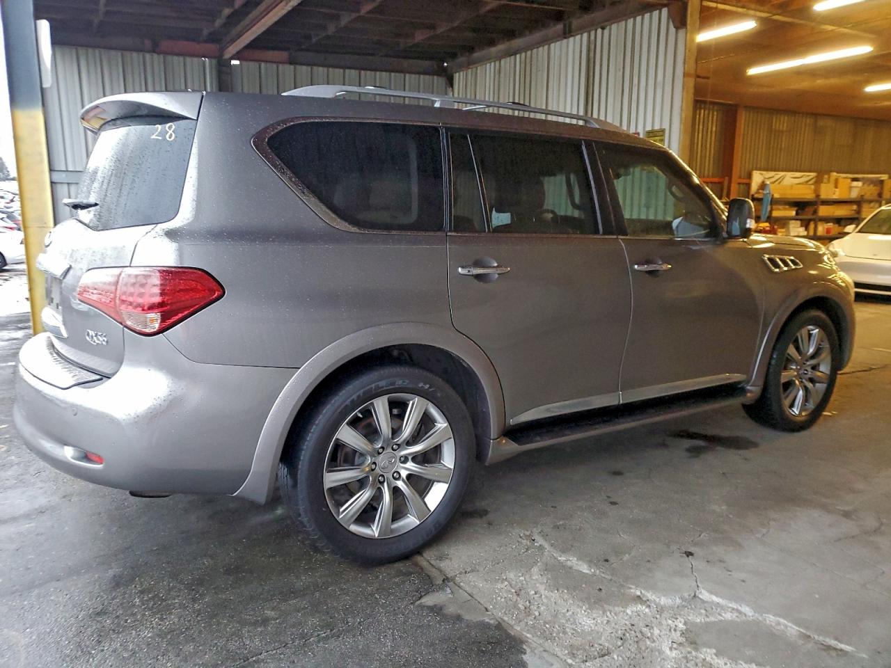 2012 INFINITI QX56 photo 3
