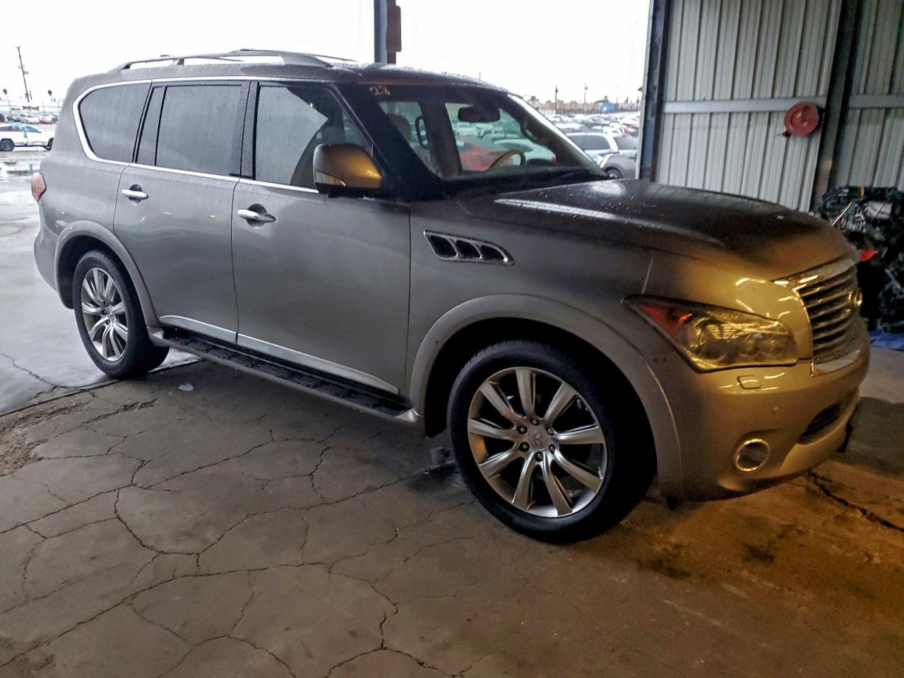 2012 INFINITI QX56 photo 4