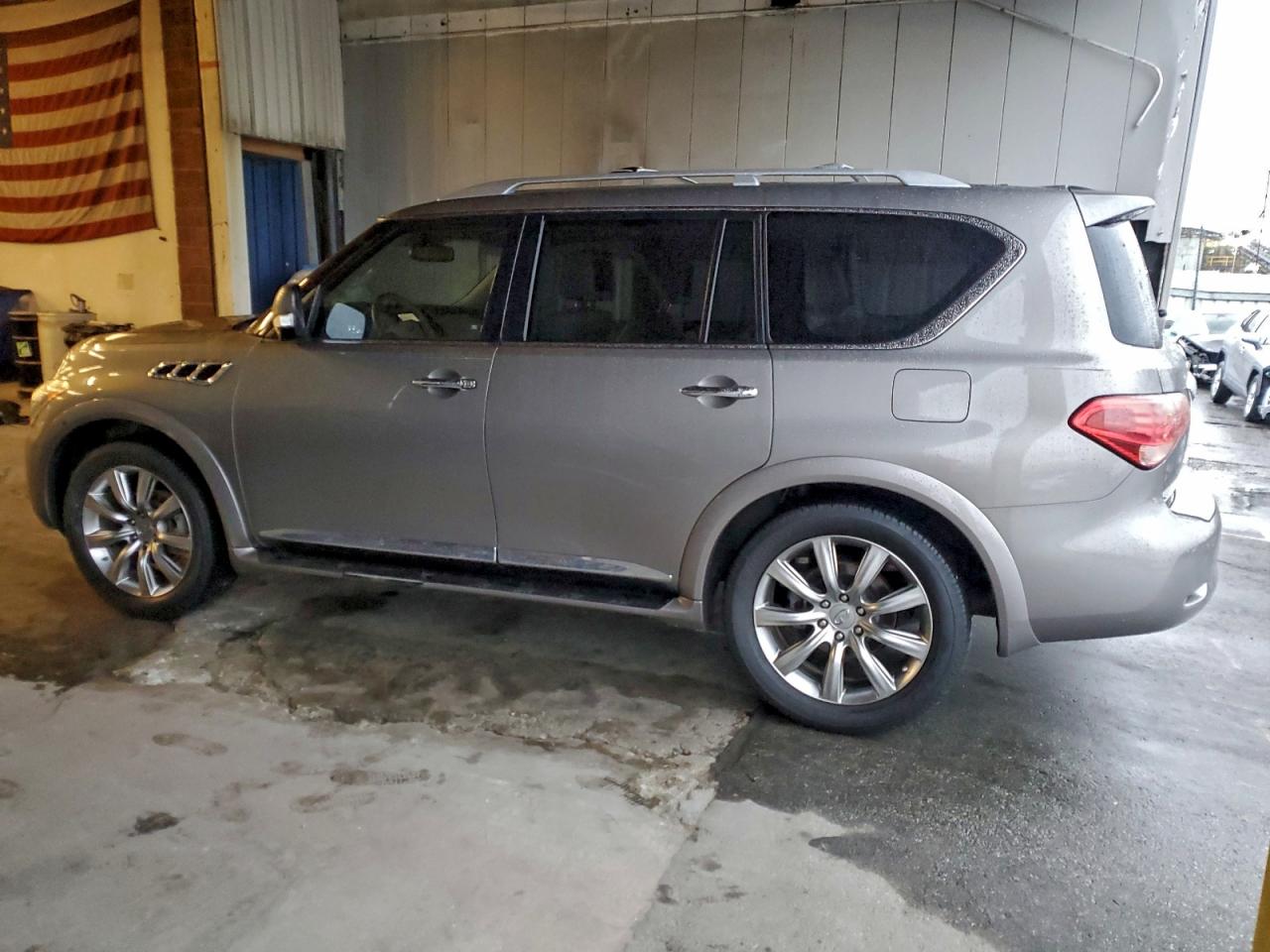 2012 INFINITI QX56 photo 2