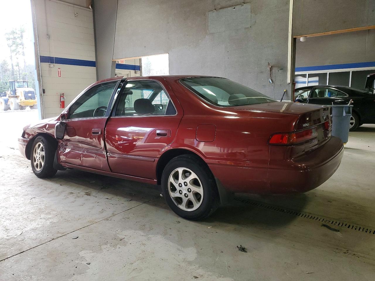 1999 TOYOTA CAMRY LE photo 2
