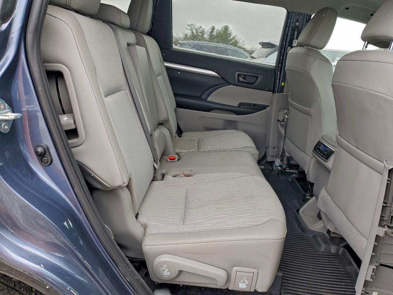 2019 TOYOTA HIGHLANDER LE photo 11