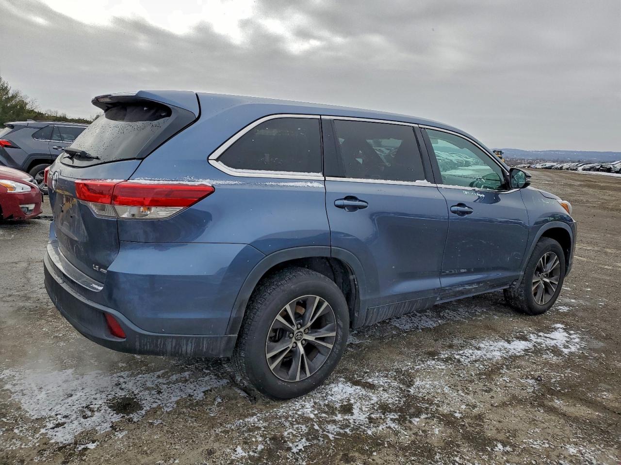 2019 TOYOTA HIGHLANDER LE photo 3