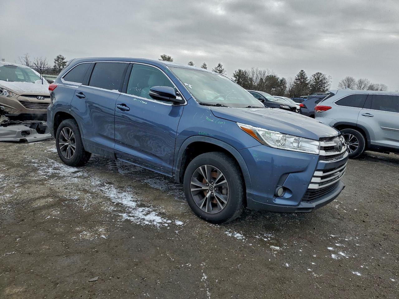 2019 TOYOTA HIGHLANDER LE photo 4