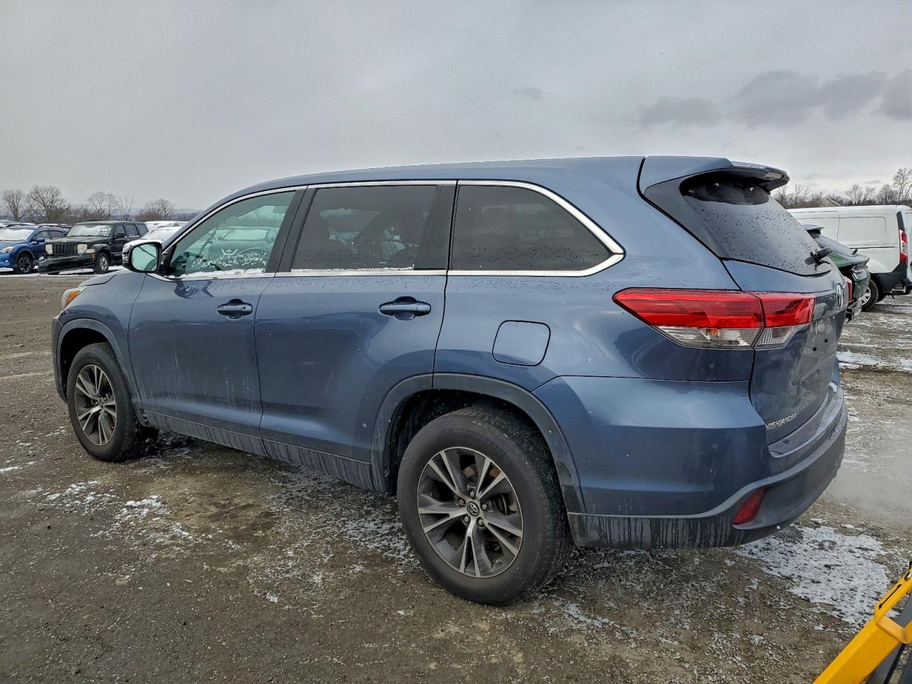 2019 TOYOTA HIGHLANDER LE photo 2