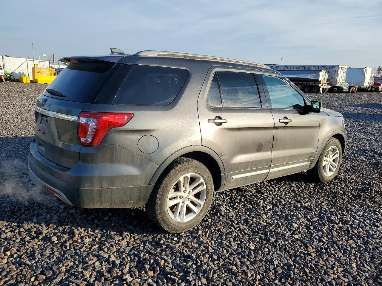 2017 FORD EXPLORER XLT photo 3