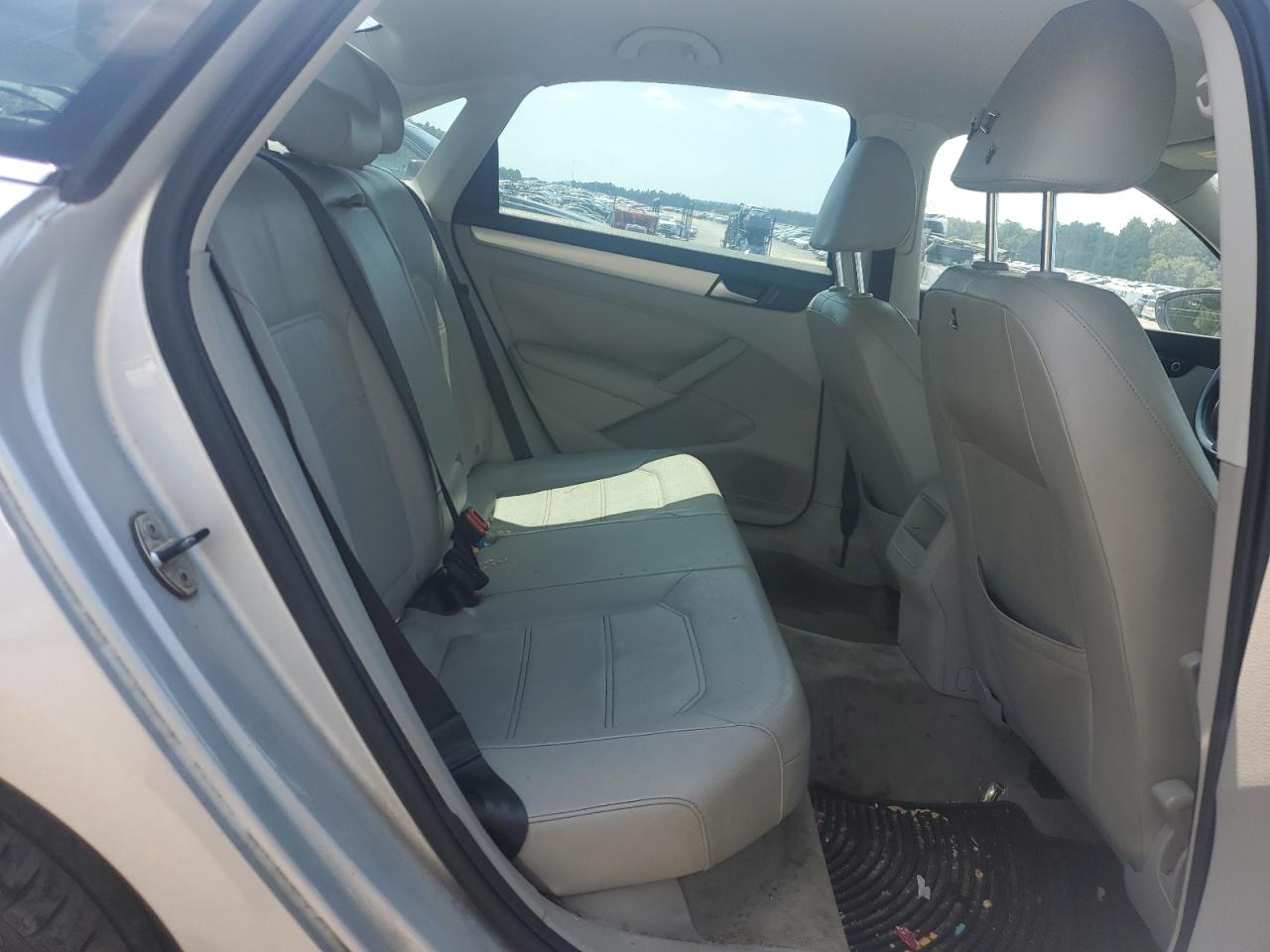 2012 VOLKSWAGEN PASSAT SE photo 19