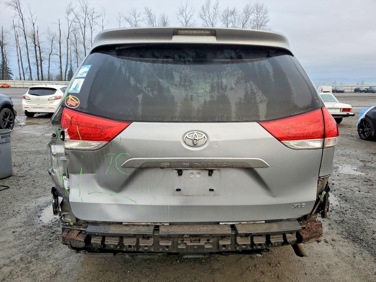 2014 TOYOTA SIENNA XLE photo 6