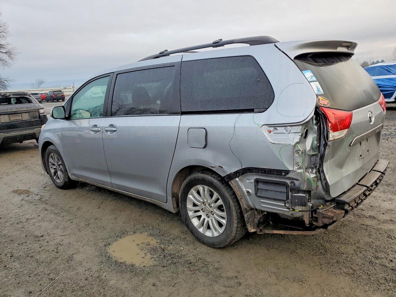 2014 TOYOTA SIENNA XLE photo 2