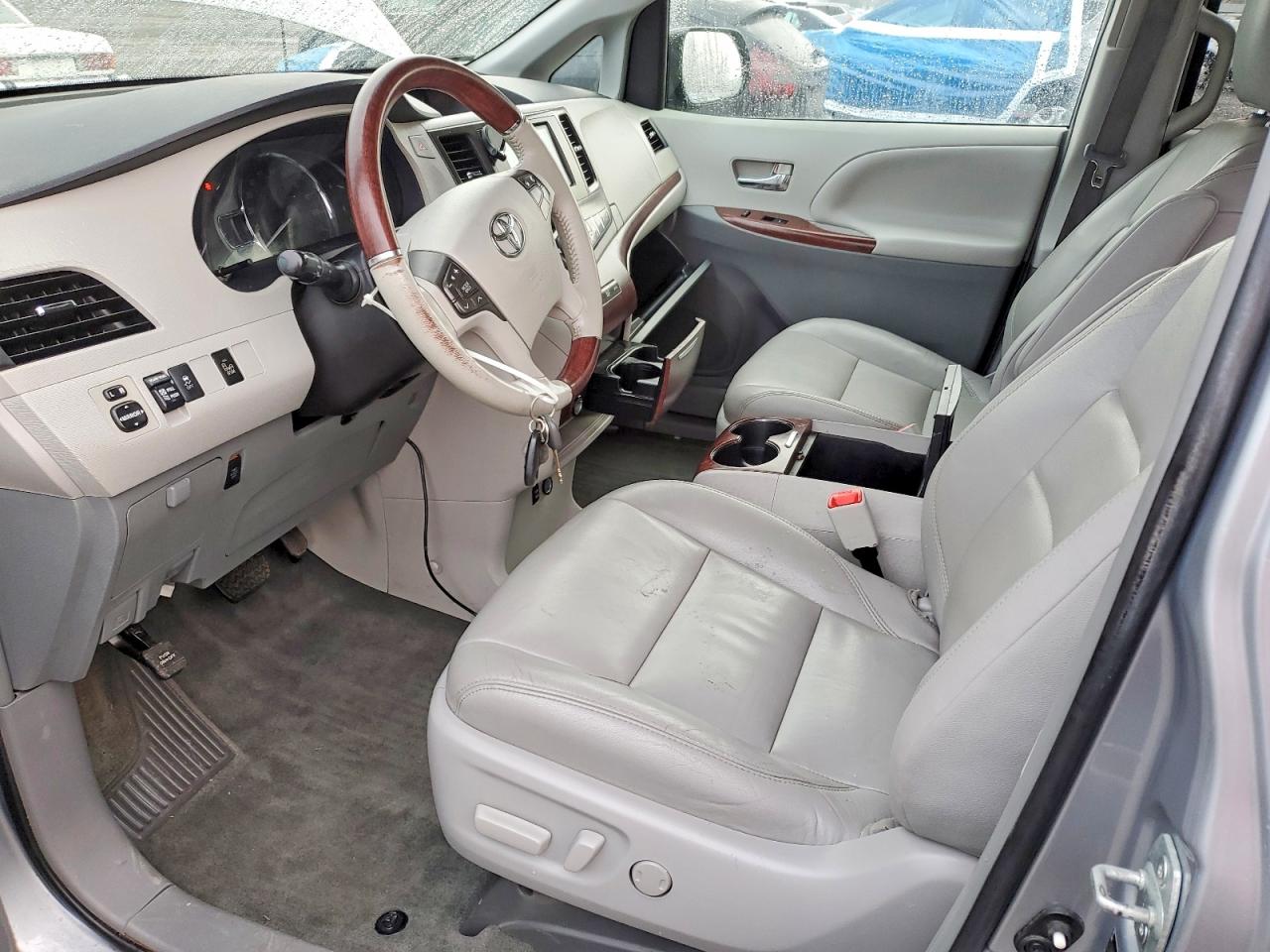 2014 TOYOTA SIENNA XLE photo 7