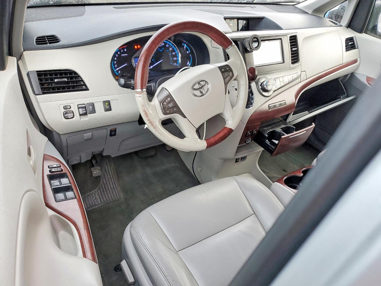 2014 TOYOTA SIENNA XLE photo 8