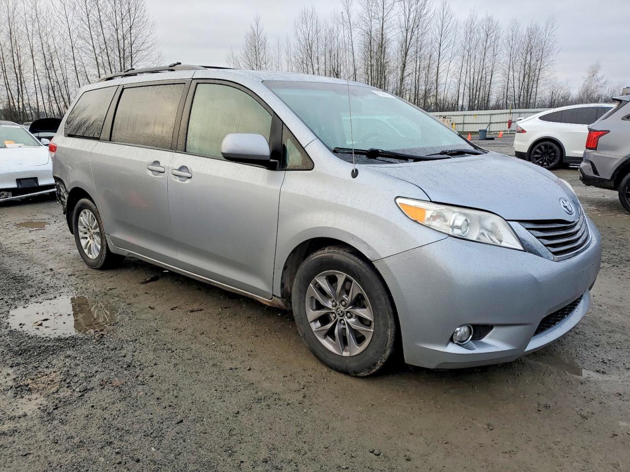 2014 TOYOTA SIENNA XLE photo 4