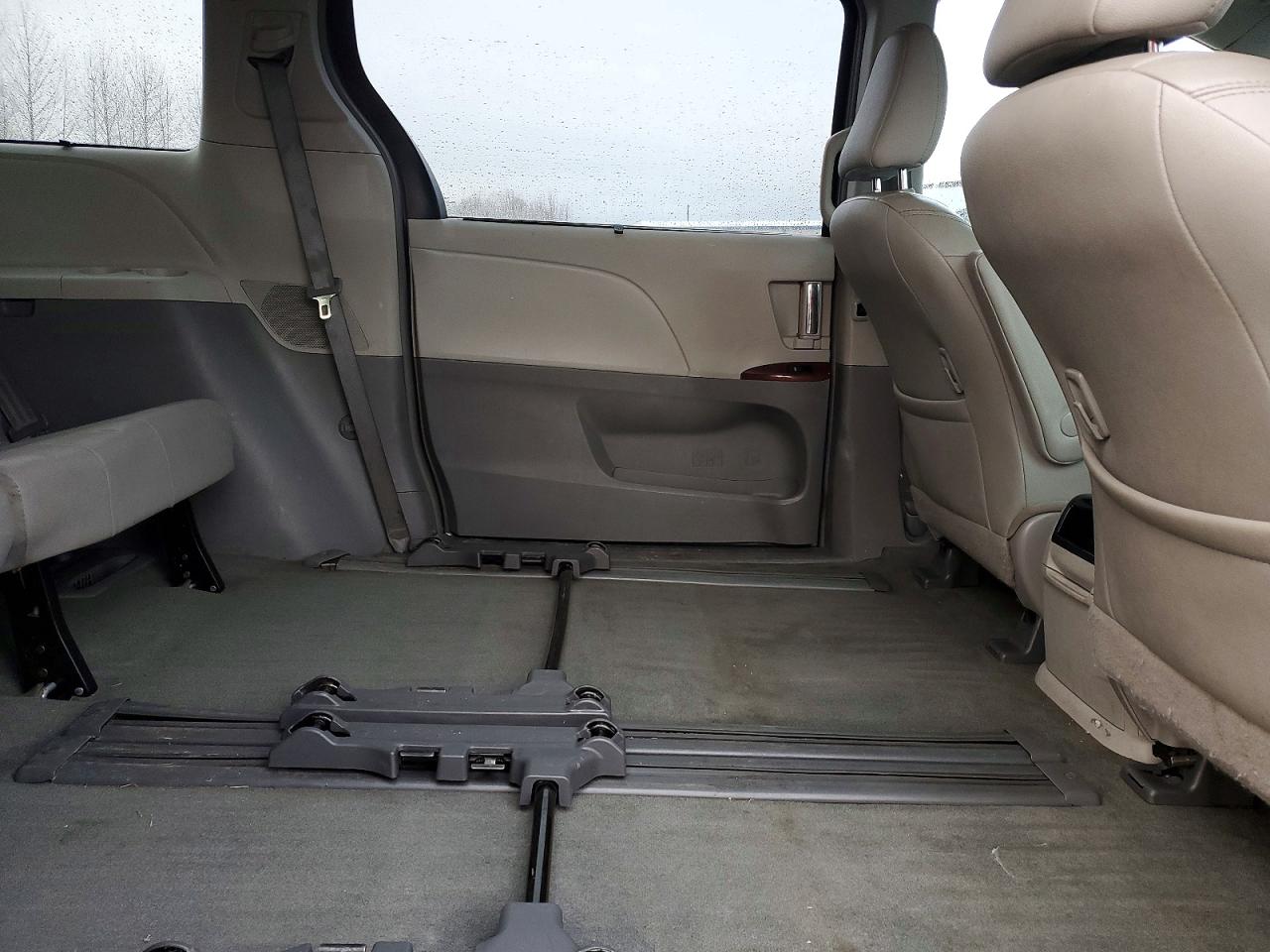 2014 TOYOTA SIENNA XLE photo 11