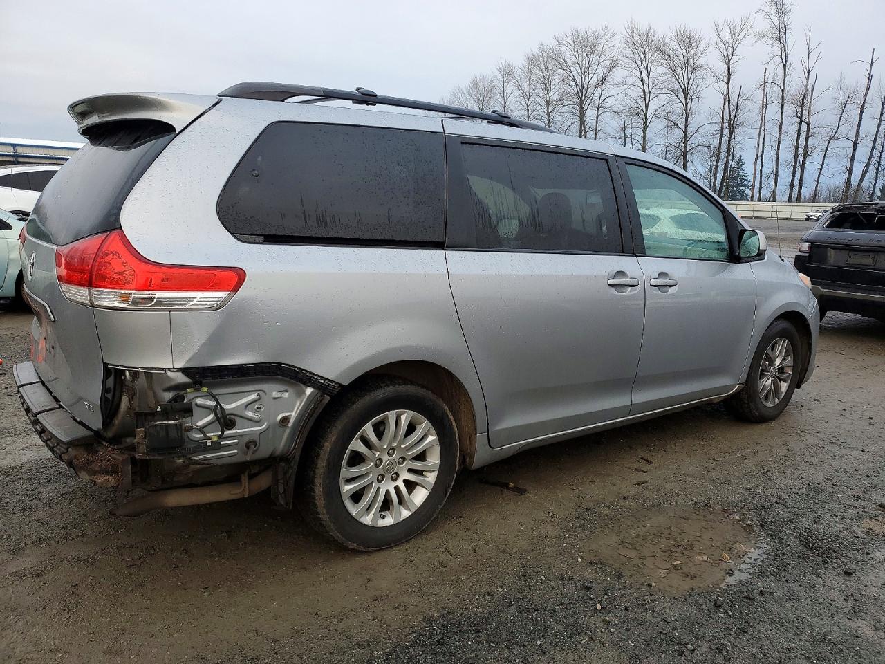 2014 TOYOTA SIENNA XLE photo 3