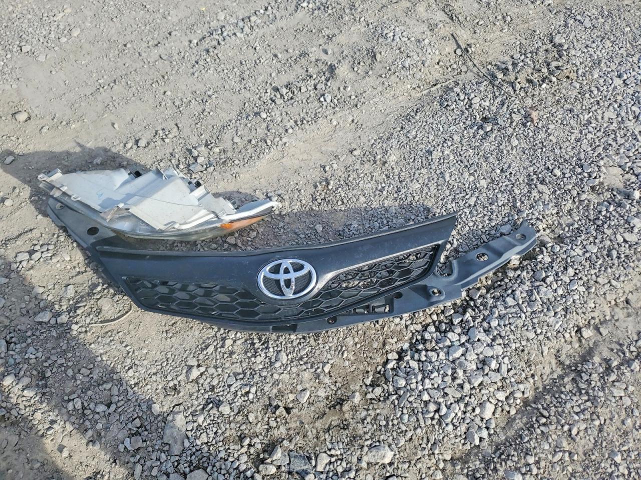 2014 TOYOTA CAMRY L photo 12