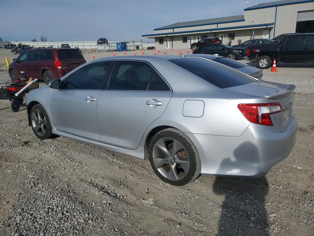 2014 TOYOTA CAMRY L photo 2