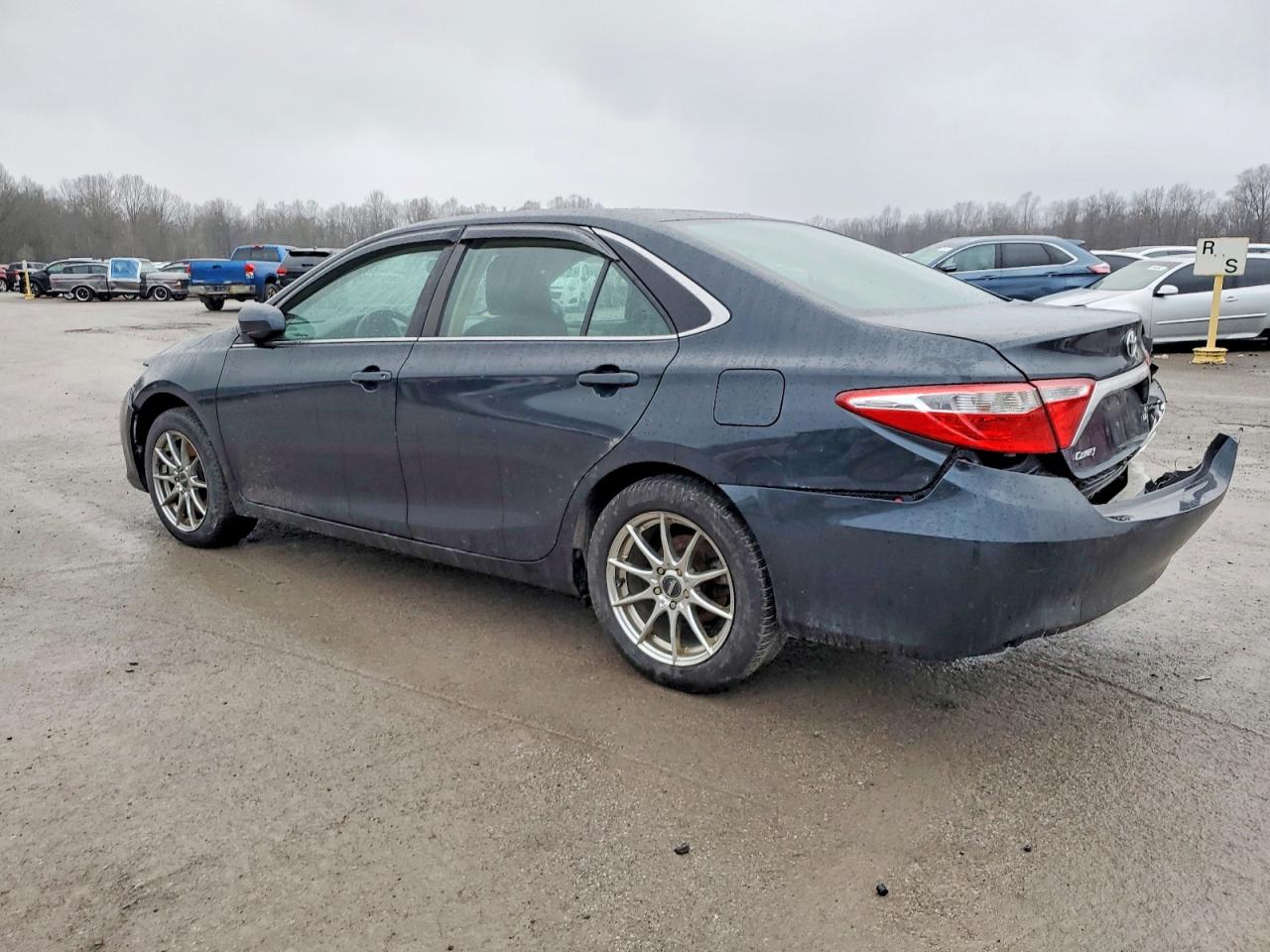 2015 TOYOTA CAMRY LE photo 2
