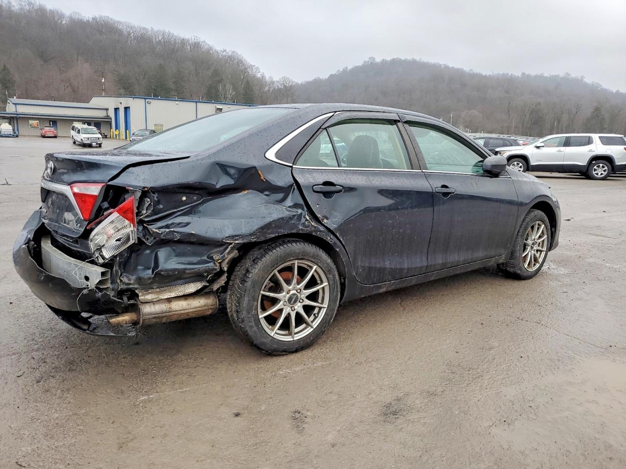 2015 TOYOTA CAMRY LE photo 3