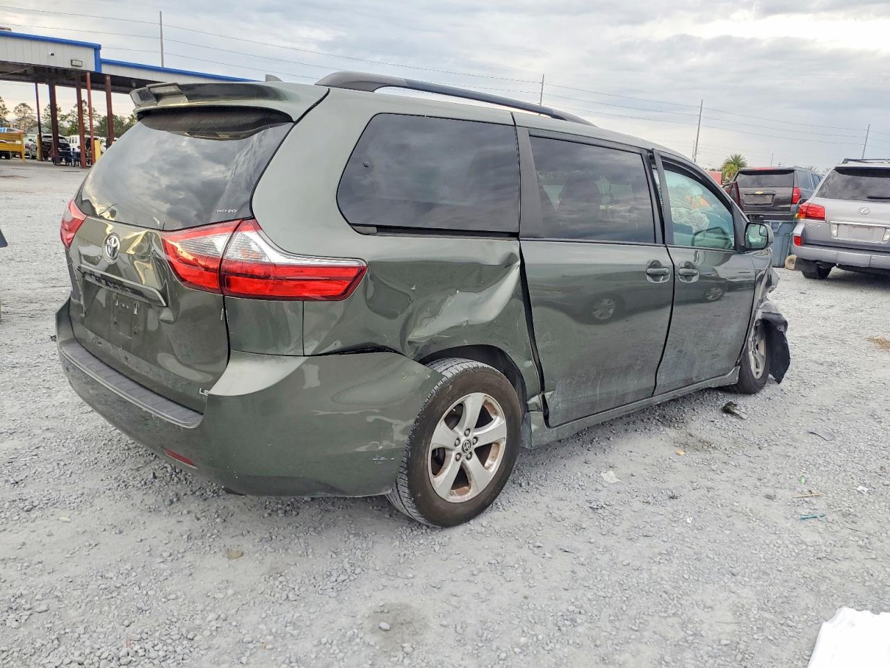 2020 TOYOTA SIENNA LE 8 PASSENGER photo 3